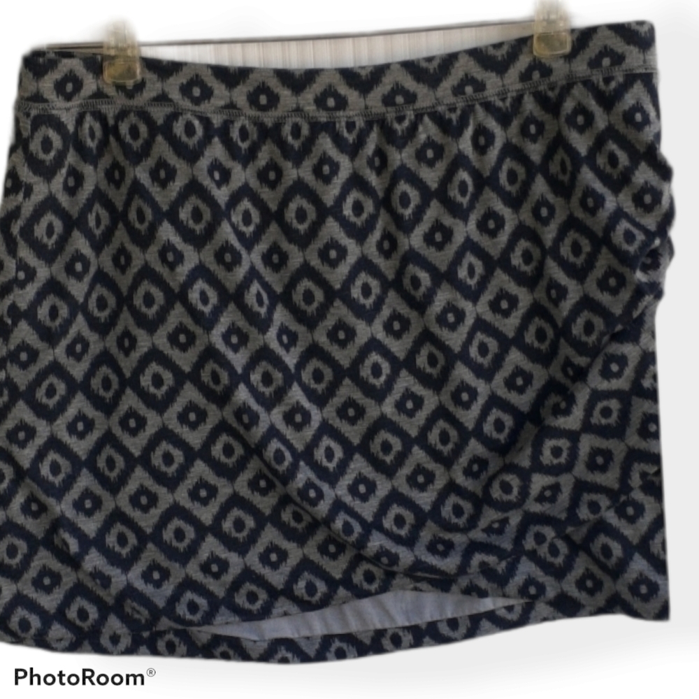 Gap skirt Size Large Black/Grey